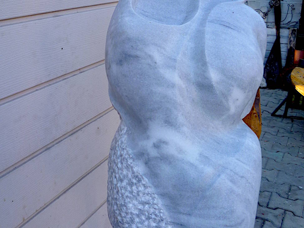 RECHT WEIBLICH – STEINSKULPTUR AUS MARMOR – 0,60 METER HOCH, 0,26 METER BREIT, 0,26 METER TIEF