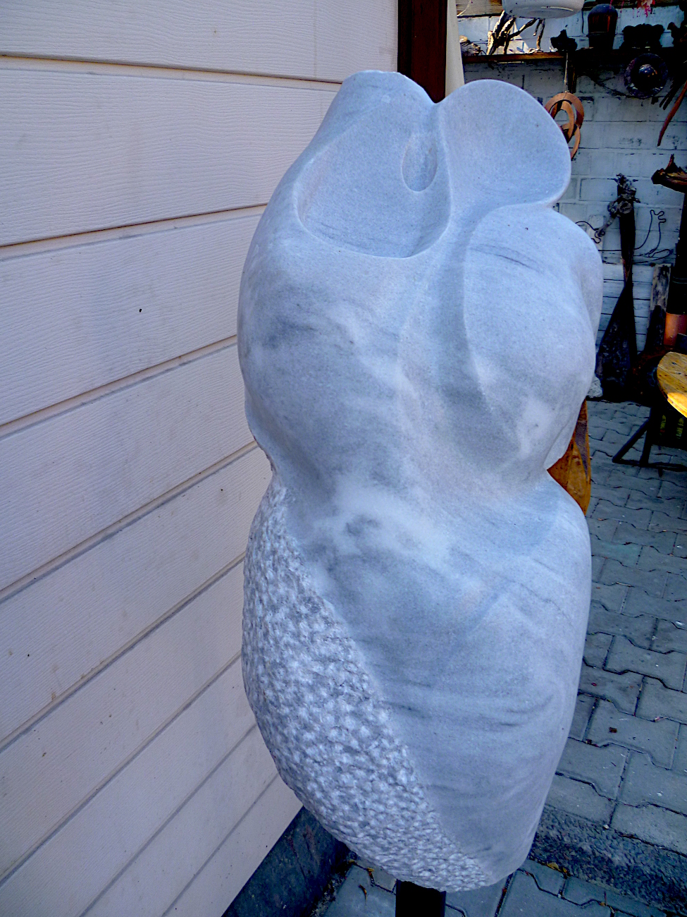 RECHT WEIBLICH – STEINSKULPTUR AUS MARMOR – 0,60 METER HOCH, 0,26 METER BREIT, 0,26 METER TIEF