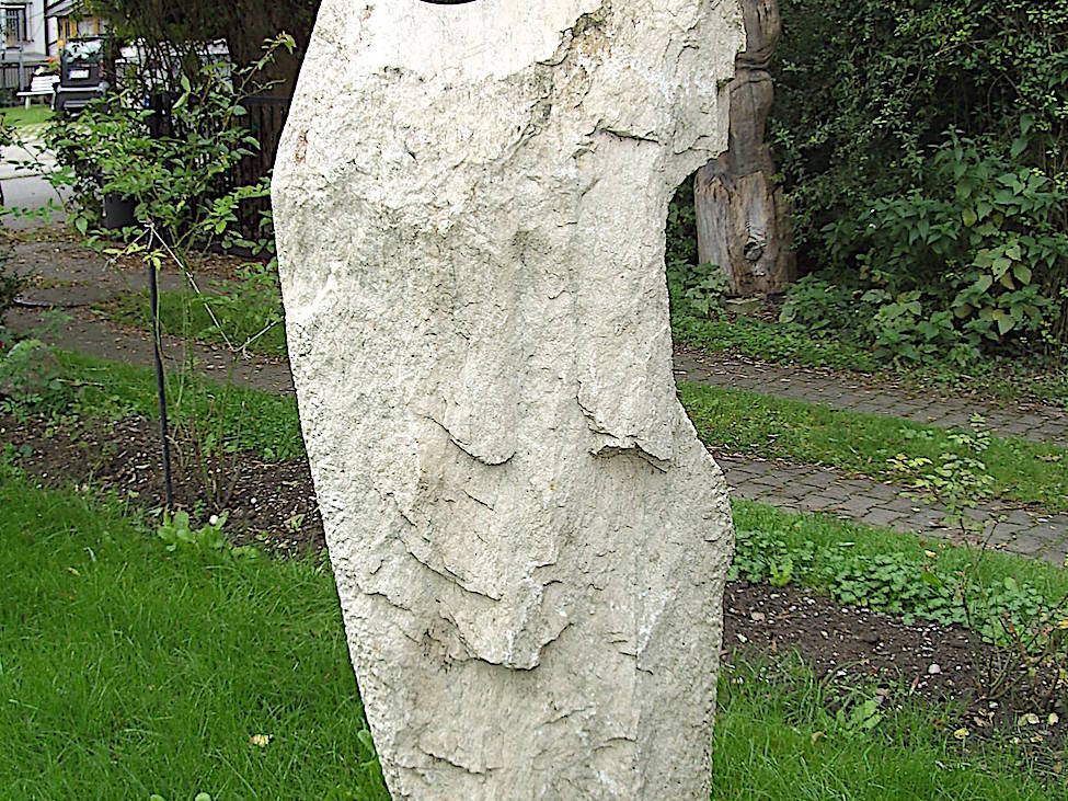 DIE SONNE – STEINSKULPTUR AUS MARMOR