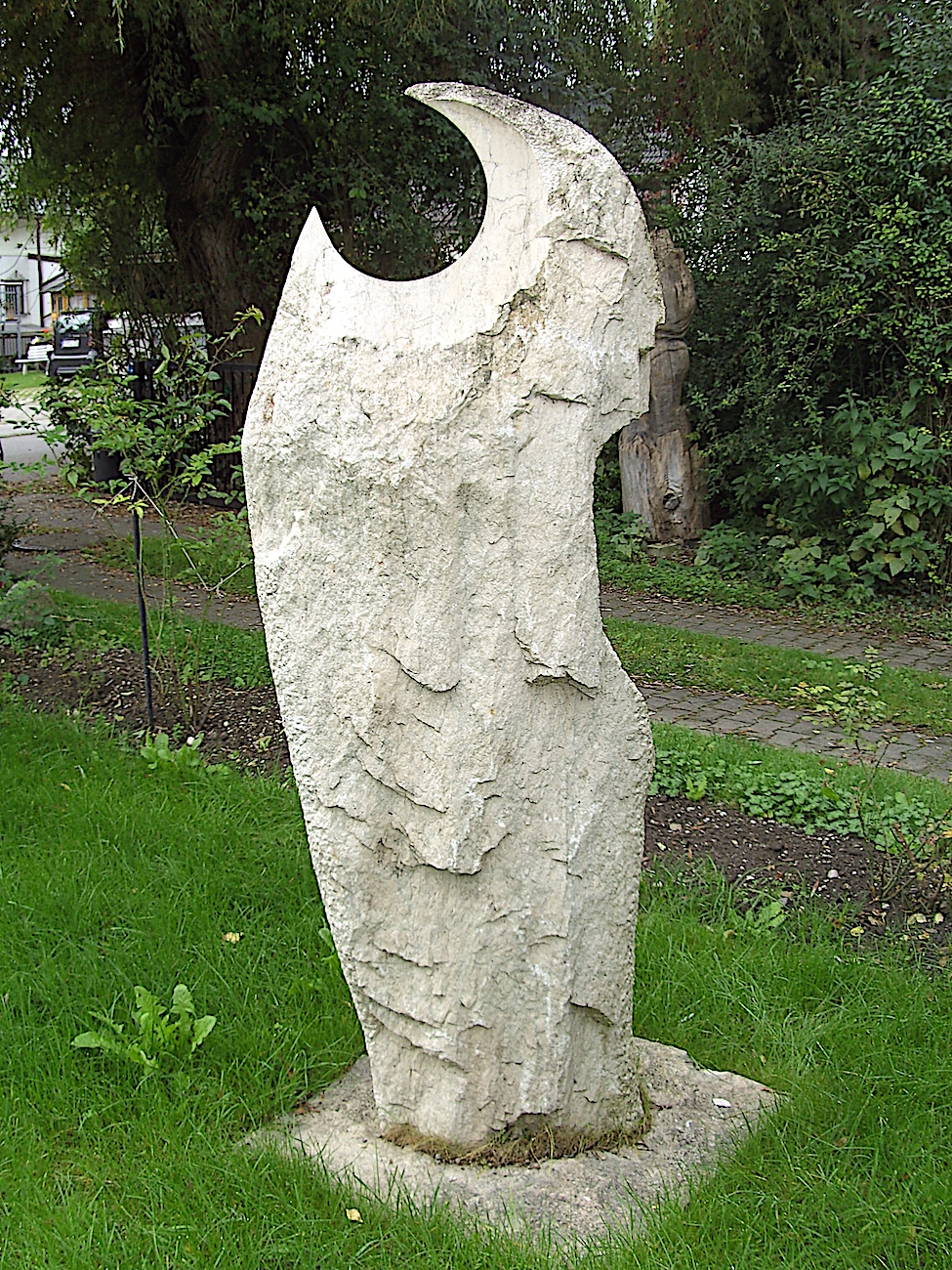 DIE SONNE – STEINSKULPTUR AUS MARMOR