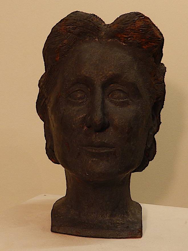 Die Vornehme – Keramik Grubenbrand. 28 cm hoch, 20 cm breit, 24 cm tief