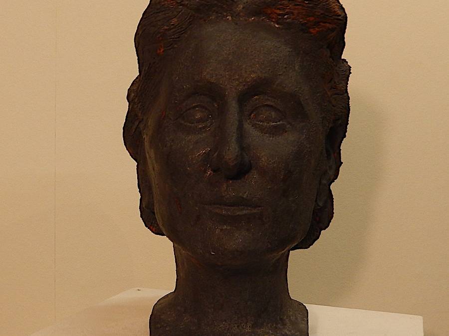 Die Vornehme – Keramik Grubenbrand. 28 cm hoch, 20 cm breit, 24 cm tief