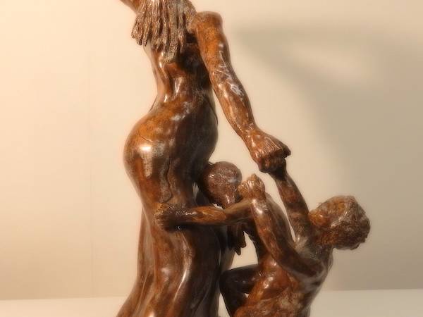 Kinder Zerren an der Mutter – brauner Glasurbrand. 34 cm hoch, 21 cm tief , 20 cm hoch