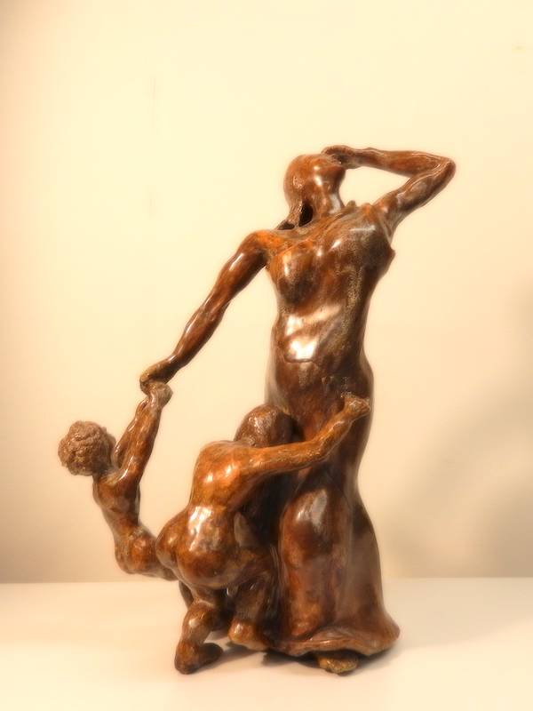Kinder Zerren an der Mutter – brauner Glasurbrand. 34 cm hoch, 21 cm tief , 20 cm hoch