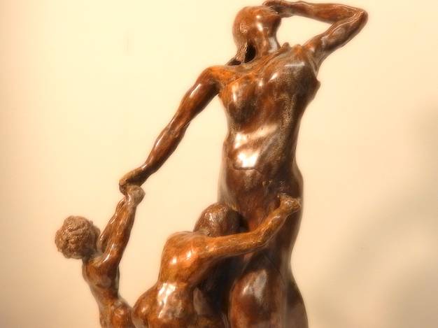 Kinder Zerren an der Mutter – brauner Glasurbrand. 34 cm hoch, 21 cm tief , 20 cm hoch