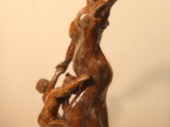 Kinder Zerren an der Mutter – brauner Glasurbrand. 34 cm hoch, 21 cm tief , 20 cm hoch