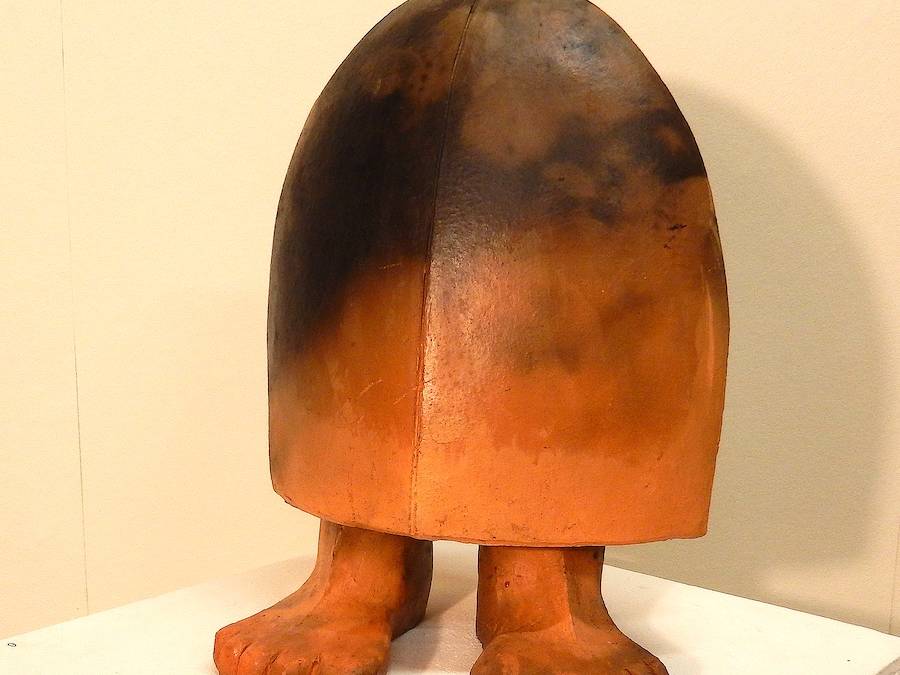 Der Kopf-Füssler – Keramik Grubenbrand. 30 cm hoch, 23 cm breit, 19 cm tief