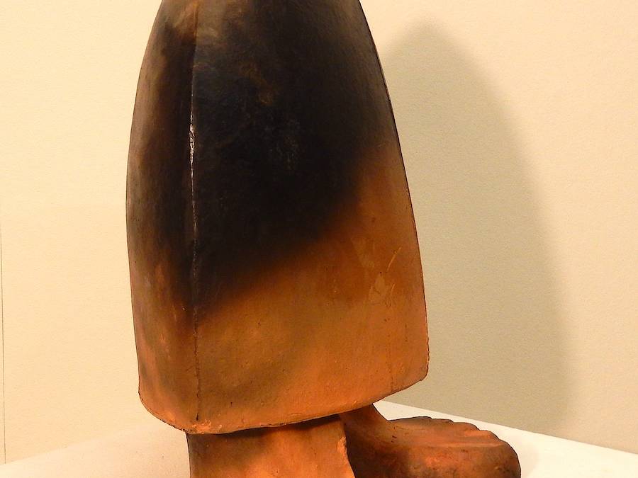 Der Kopf-Füssler – Keramik Grubenbrand. 30 cm hoch, 23 cm breit, 19 cm tief