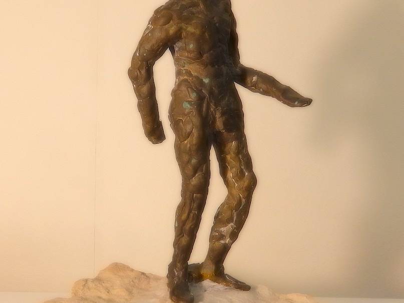 Ohne Titel 2 – Vollbronze handgeformt auf Steinsockel. 26 cm hoch, 20 cm breit, 10 cm tief