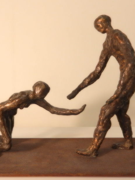 Hilf mir! Vollbronze handgeformt – beweglich – auf Metallplatte 40 cm hoch, 8 cm breit, 9 cm tief