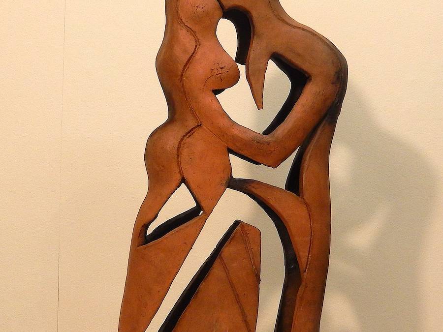 Vereinigung – Keramik Grubenbrand. Größe 43 cm hoch, 22 cm breit, 8 cm tief