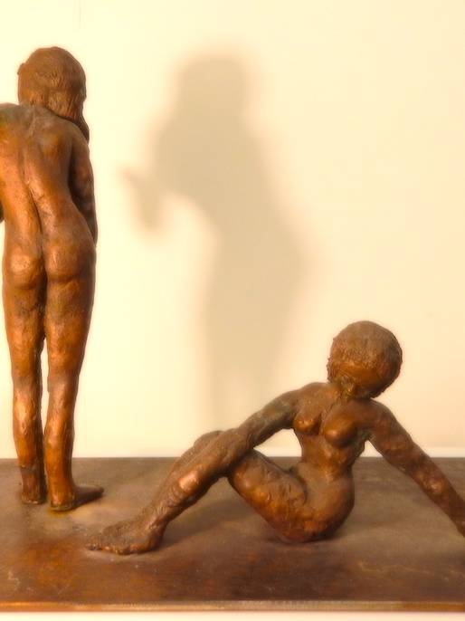 Steh auf! Skulptur Vollbronze handgeformt, beweglich auf Metallplatte – 28 cm hoch