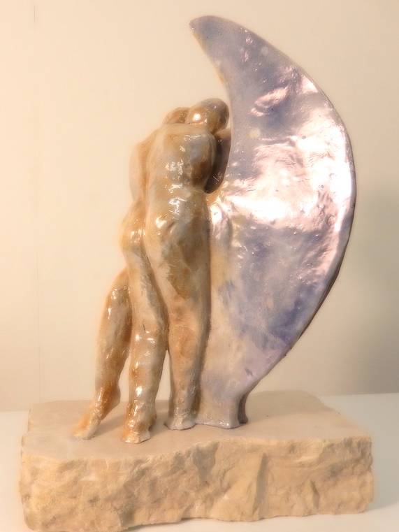 Zwei Flügel, Zwei Liebende – farbiger Glasurbrand. 27 cm hoch, 19 cm breit, 13 cm tief